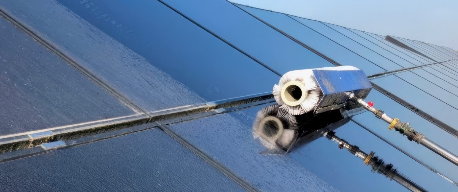 Pulizia di pannelli fotovoltaici con spazzola rotante professionale
